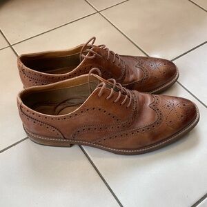 Men’s oxford brogue style dress shoe.